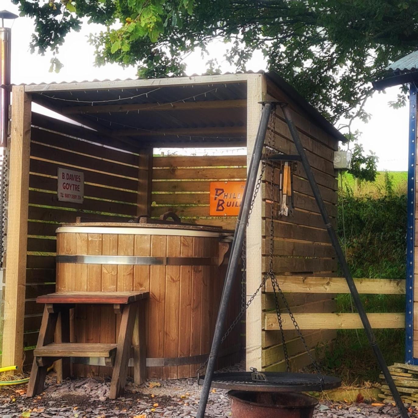 Luxury tent Under The Oak Glamping Caerphilly